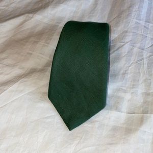 Green linen tie. 7 fold construction. Made in USA